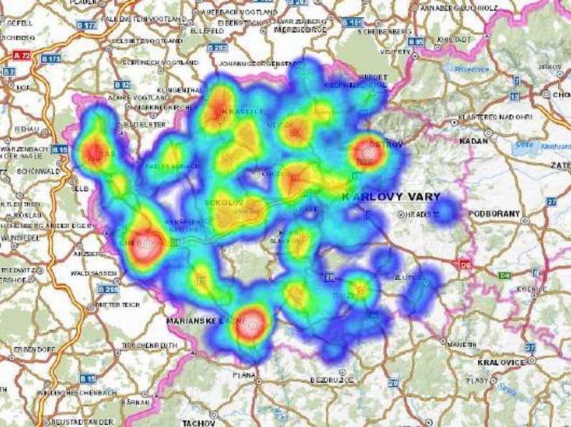 Vichřice, která se prohnala v neděli Karlovarským kraje, vyvracela stromy, trhala střechy a odnesla to i řada automobilů.