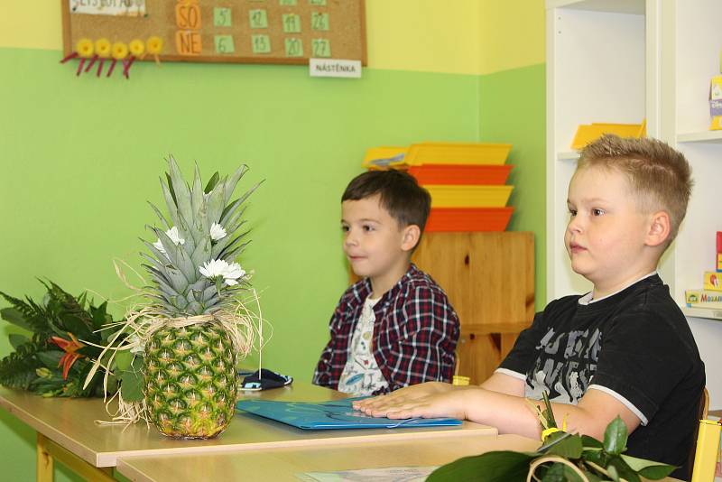 Letošní školní rok byl jiný. Kvůli koronaviru si řada dětí vylepšila své známky na závěrečném vysvědčení, nejinak tomu bylo i na Základní škole Dukelských hrdinů. Z vysvědčení měli pochopitelně největší radost prvňáčci.