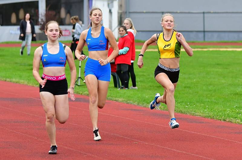 Karlovarské kontrolní závody uspořádal v týdnu na městském atletickém stadionu v lázeňském městě Triatlet Karlovy Vary.