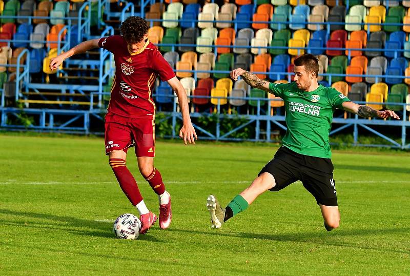 Čtyři branky museli skousnout fotbalisté Baníku Sokolov v duelu s béčkem Dukly Praha na stadionu v Blšanech.