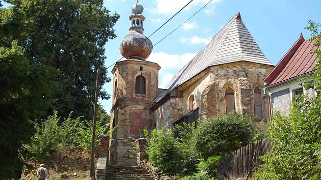 Kostel v Kozlově se daří postupně obnovovat a zkáza už mu nehrozí.