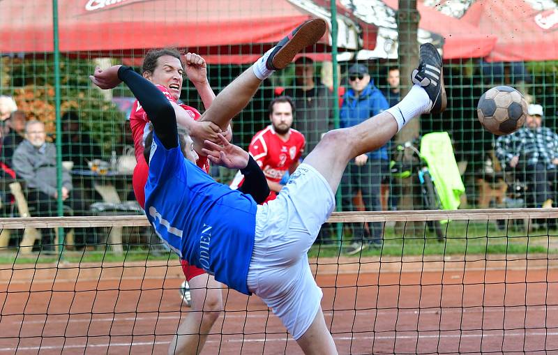 Extraligový bronz si připsali na konto nohejbalisté SK Liapor Karlovy Vary, kteří v semifinále ztroskotali na výběru Čakovic, který si tak okusí nástrahy Superfinále.