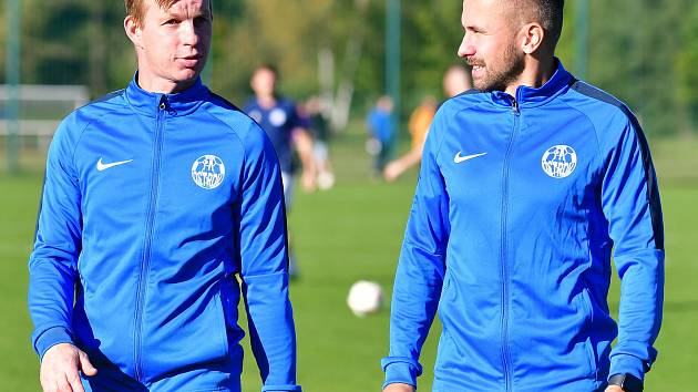Michal Süttö (vlevo), Lukáš Jankovský (vpravo). Trenéři FK Ostrov.