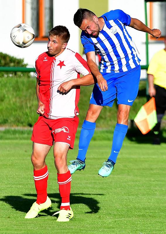 Karlovarská Slavia sice vedla v derby nad Ostrovem již 2:0, přesto nakonec uhrála pouze nerozhodný výsledek 2:2.