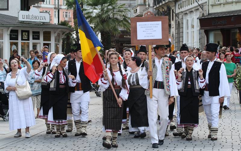 Úžas a obdiv sklízeli účastníci už sedmnáctého ročníku mezinárodního folklorního festivalu v Karlových Varech. Do lázní přijely soubory nejen z Čech, Moravy a Slezska, ale i z Rumunska, Sýrie, Konga, Nového Zélandu, Brazílie nebo Cookových ostrovů.