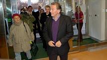 Karel Gott s Evou Urbanovou při návštěvě karlovarského magistrátu v roce 2009