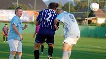 Pro první porážku v sezoně si dojeli fotbalisté Žlutic (v pruhovaném) na půdu Sedlec (světle modrá). Po velkém boji nakonec rozhodl o hubené výhře Sedlece po rohu Hofmana hlavičkou Kováč.