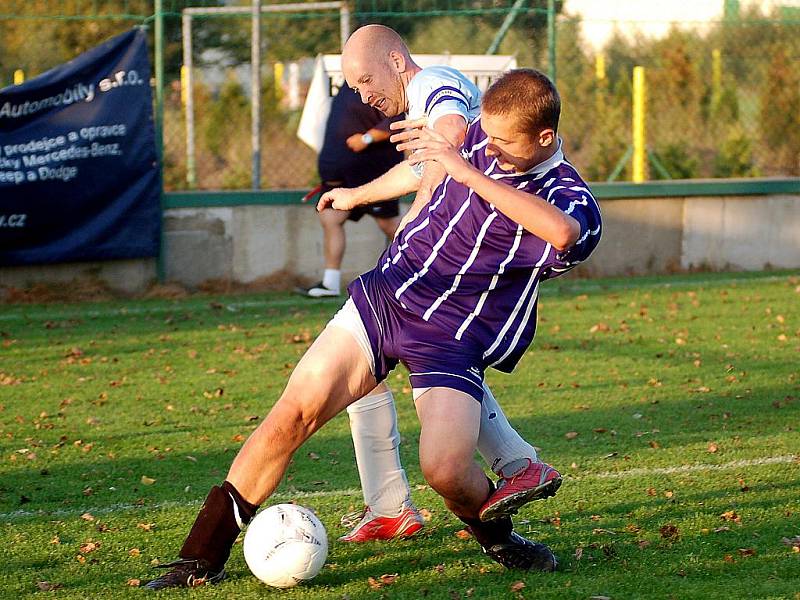 Pro první porážku v sezoně si dojeli fotbalisté Žlutic (v pruhovaném) na půdu Sedlec (světle modrá). Po velkém boji nakonec rozhodl o hubené výhře Sedlece po rohu Hofmana hlavičkou Kováč.