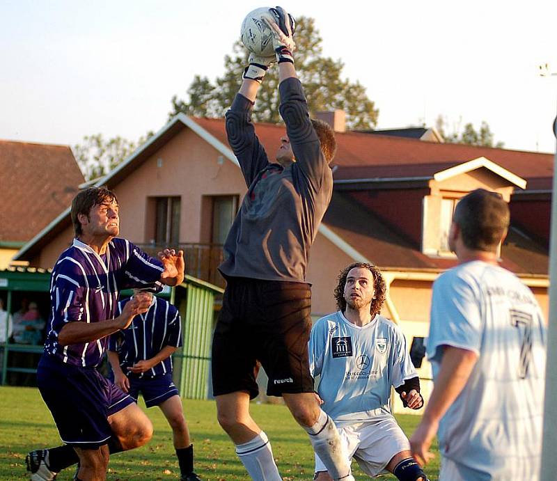 Pro první porážku v sezoně si dojeli fotbalisté Žlutic (v pruhovaném) na půdu Sedlec (světle modrá). Po velkém boji nakonec rozhodl o hubené výhře Sedlece po rohu Hofmana hlavičkou Kováč.