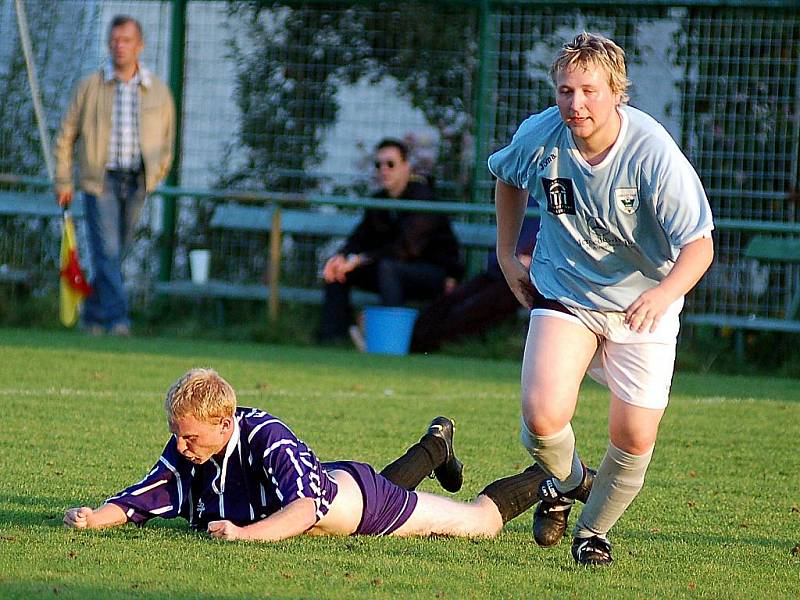 Pro první porážku v sezoně si dojeli fotbalisté Žlutic (v pruhovaném) na půdu Sedlec (světle modrá). Po velkém boji nakonec rozhodl o hubené výhře Sedlece po rohu Hofmana hlavičkou Kováč.