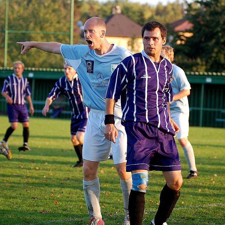 Pro první porážku v sezoně si dojeli fotbalisté Žlutic (v pruhovaném) na půdu Sedlec (světle modrá). Po velkém boji nakonec rozhodl o hubené výhře Sedlece po rohu Hofmana hlavičkou Kováč.