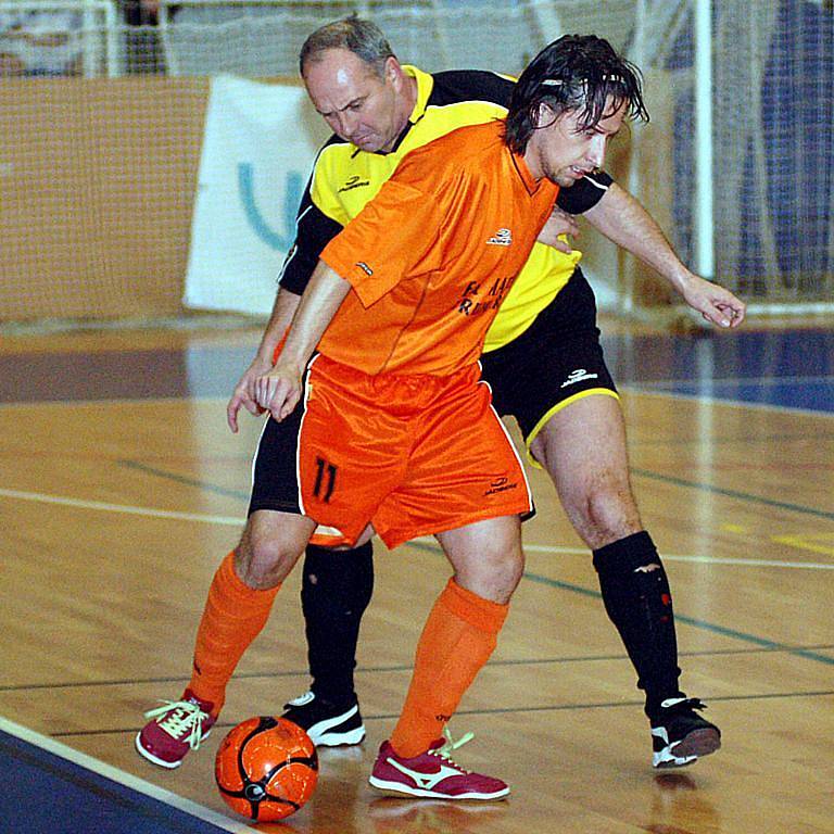 Útočník Materie Luděk Jón (v oranžovém) se zapsal do statistik utkání s Draky nejen dvěma góly, ale také červenou kartou.