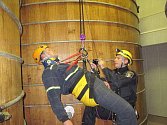 Prověřovací cvičení zaměřené na práci lezců – hasičů a karlovarských městských policistů, vycvičených pro záchranu osob pomocí lezeckého vybavení. Nácvik proběhl ve skladovacích prostorách Becherovky mezi velkými nádržemi.