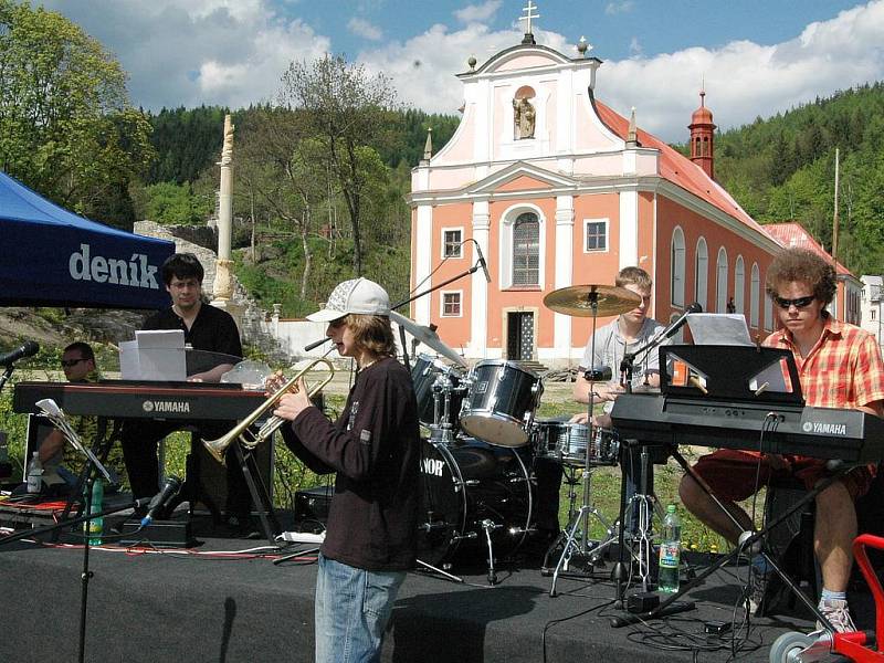 O hudební doprovod celého Dnu s Deníkem v Nejdku se postarala jazzově improvizační skupina Základní umělecké školy Nejdek s originálním názvem Pasgriff Band.