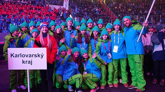 Slavnostní zahájení jubilejní dvacáté Olympiády dětí a mládeže provázela na stadionu v Hradci Králové skvělá atmosféra. Výpravu Karlovarského kraje přivedl hokejista Radek Duda.