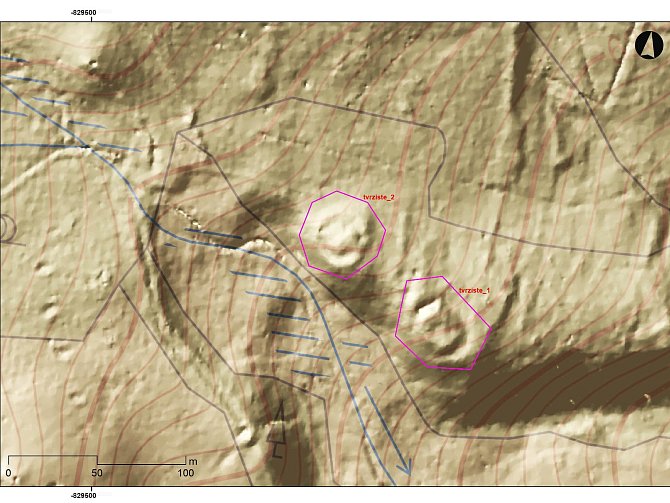 Na tomto místě uprostřed vojenského výcvikového prostoru v Doupovských horách objevili archeologové z loketského pracoviště dvě tvrziště. Jsou označena čísly. Na dalším snímku je digitální model povrchu, na němž jsou obě odhalená tvrziště patrná.