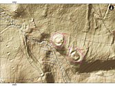Na tomto místě uprostřed vojenského výcvikového prostoru v Doupovských horách objevili archeologové z loketského pracoviště dvě tvrziště. Jsou označena čísly. Na dalším snímku je digitální model povrchu, na němž jsou obě odhalená tvrziště patrná.