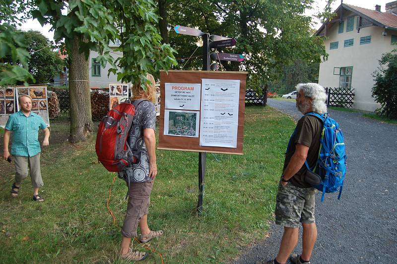 NETRADIČNÍ rozloučení s prázdninami mohli zažít ti, kteří v sobotu zavítali do zámku ve Valči. Konala se tu Netopýři noc, kdy členové Správy Chráněné krajinné oblasti Slavkovský les připravili především pro děti zajímavý program, po setmění pak všem předs