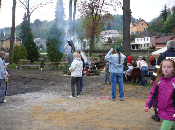 Pálení čarodějnic a stavění májky v Bečově nad Teplou 2012.
