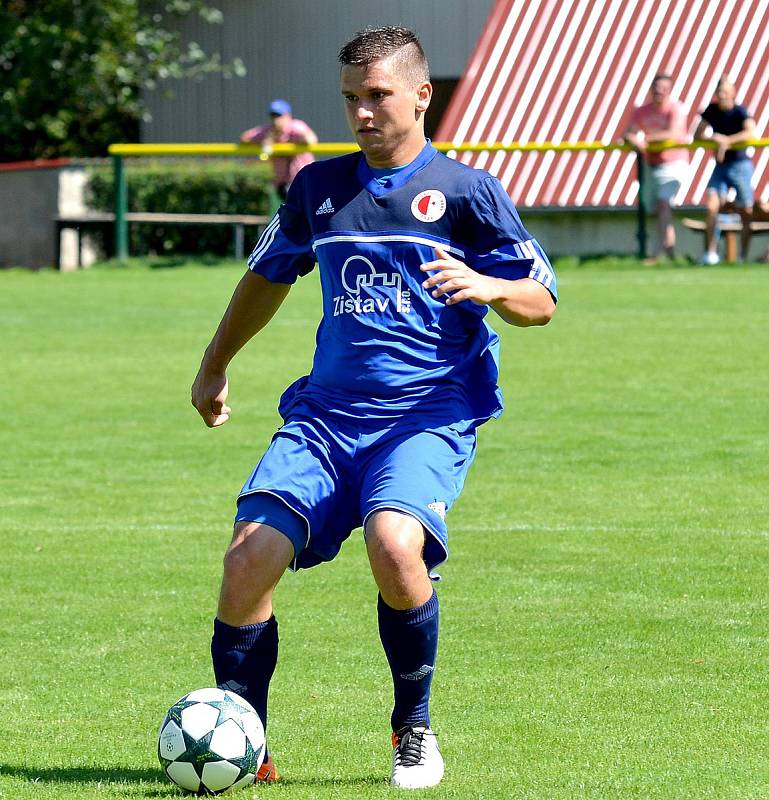 Karlovarská Slavia (v modrém) obstála v generálce, kterou vyhrála 2:0 nad Chomutovem (v bílém).