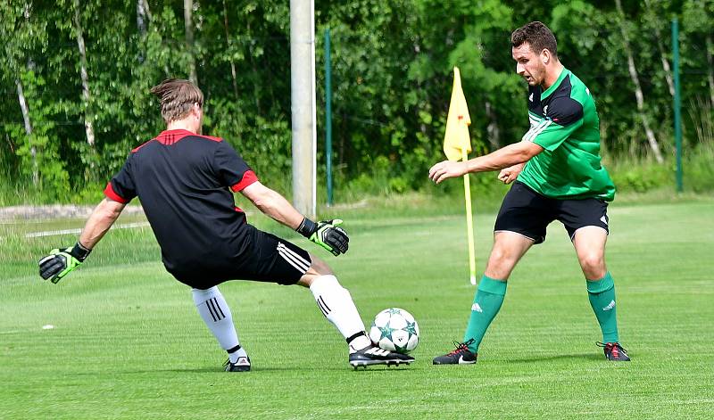 V rámci vzpomínkového utkání nestačila karlovarská Energie na výběr Vězeňské služby Ostrov (v bílém), kterému podlehla 5:6.