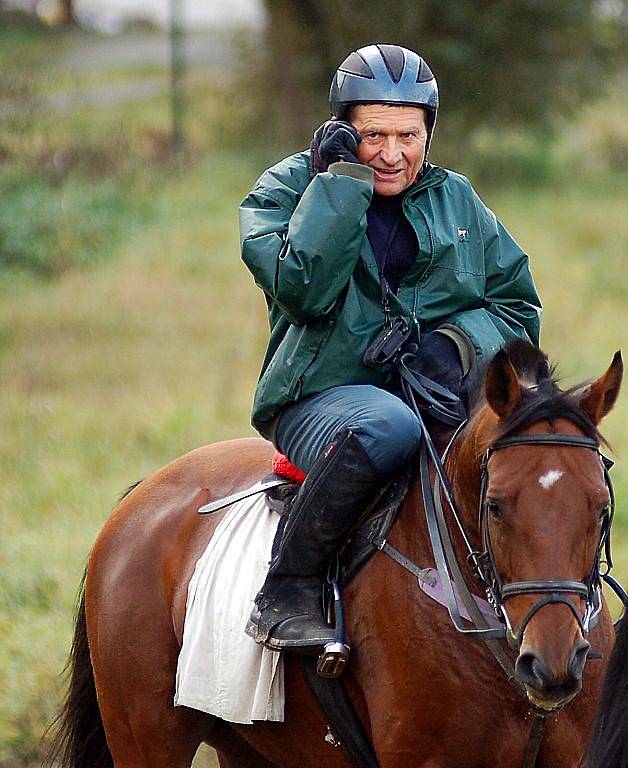 Šestinásobný vítěz Velké pardubické Josef Váňa. Legendární žokej dlouho v klidu nevydrží. V úterý už byl opět v sedle a trénoval.