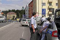 Dvojici pachatelů napadení prodavačky v Dalovicích zadrželi policisté v centru Karlových Varů.