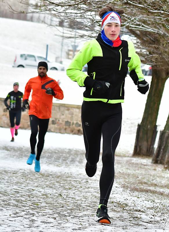 Čtvrtý díl z celkových dvaceti má za sebou 20. ročník Zimního běžeckého poháru Kadaň. Tentokrát přišla na řadu Rašovická lávka, kdy běžci museli zdolávat 13.340 metrů dlouhou trasu.