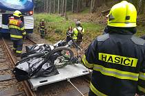 Tragická srážka dvou osobních vlaků u Perninku na Karlovarsku si vyžádala dva lidské životy