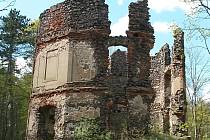 Z bývalého loveckého zámečku jsou už řadu let jen ruiny.