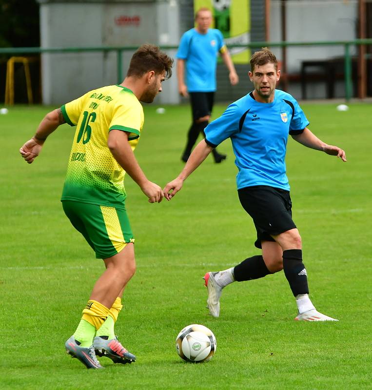 Dvory (ve žlutém) porazily 7:0 výběr Lomnice.