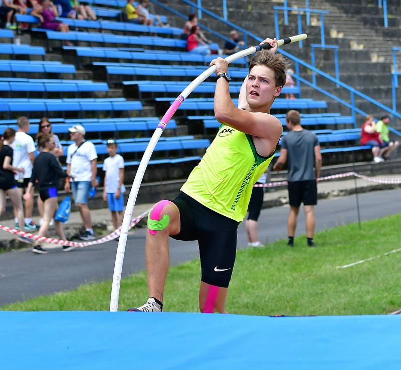 Atletická bitva tří krajů. Tu hostily o víkendu v rámci 1. kola OMD dorostu a juniorů Karlovarského, Plzeňského a Jihočeského kraje Karlovy Vary.