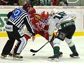 Utkání 33. kola O2 extraligy ledního hokeje mezi celky HC Energie Karlovy Vary a HC Oceláři Třinec
