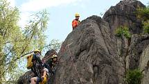 Cvičení hasičů - lezců na skalní stěně pod bečovským hradem.