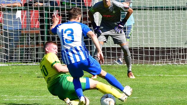 Fotbalisté Ostrova uspěli na půdě Dvorů, kde vydolovali vítězství 2:1.