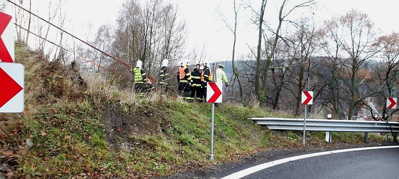 O obrovském štěstí mluvili i samotní hasiči, kteří zasahovali u nehody. Jen vzrostlé stromy zabránily dalšímu pádu automobilové vysokozdvižné plošiny. 