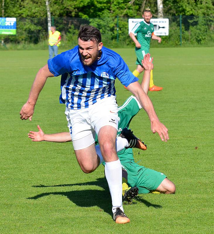 Ostrovský FK (v modrém) si připsal na účet velmi cennou výhru, když v derby pokořil karlovarský 1.FC (v zeleném) v poměru 3:2.