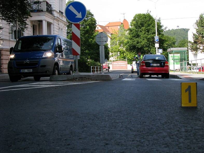 Auto před školou srazilo devítiletého školáka