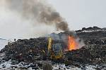 Hořící komunální odpad na skládce v Činově.