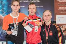 Na fotce jsou vítězové kategorie mužů, vlevo stříbrný Jonáš Kešnar, uprostřed celkový vítěz Pohárku Arnošt Petráček a vpravo bronzový Tadeáš Strašík.
