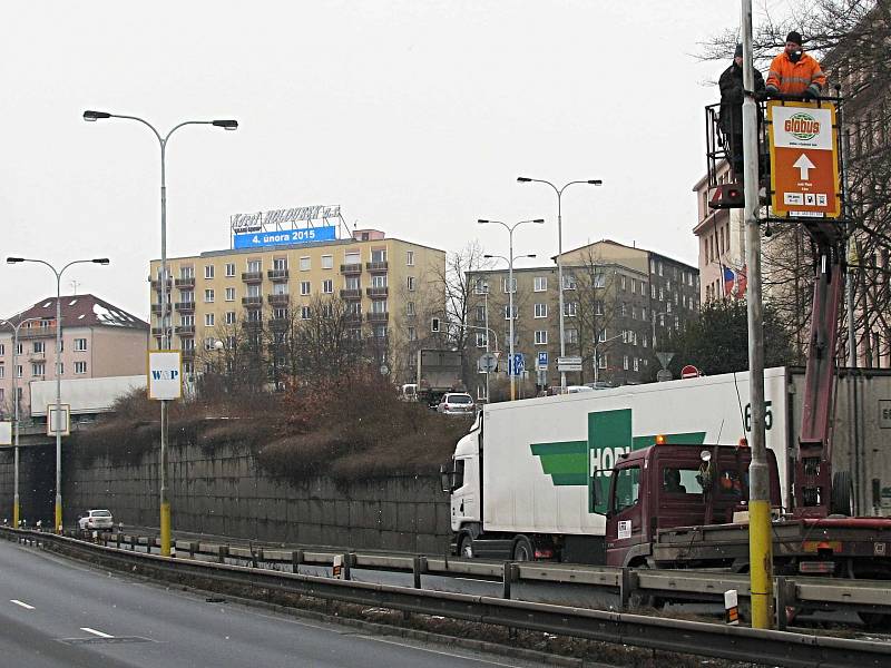 REKLAMNÍ POUTAČE už včera demontovali dělníci například na silničním průtahu procházejícím Karlovými Vary.