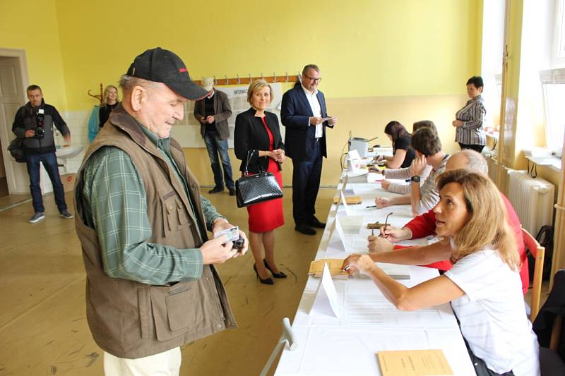 Do volební místnosti v Karlových Varech - Bohaticích se hrnuli voliči od otevření místnosti. Volit sem přišla i hejtmanka Jana Vildumetzová a ministr dopravy Dan Ťok.