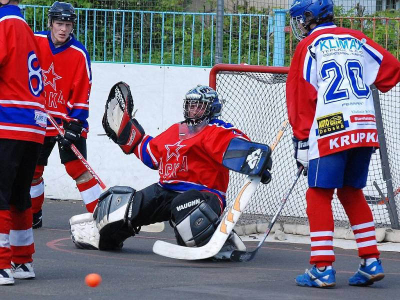 Hokejbalový zápas CSKA s Krupkou.