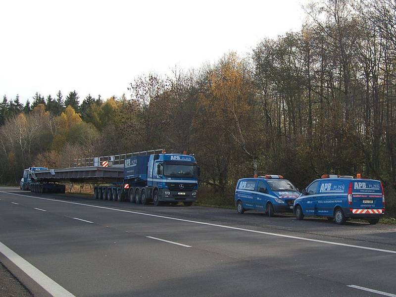 Transport 35 metrů dlouhého železničního mostu, který vyrazil z Ostravy a míří do Sokolova, čeká na poslední etapu cesty na odpočivadle u Bochova.