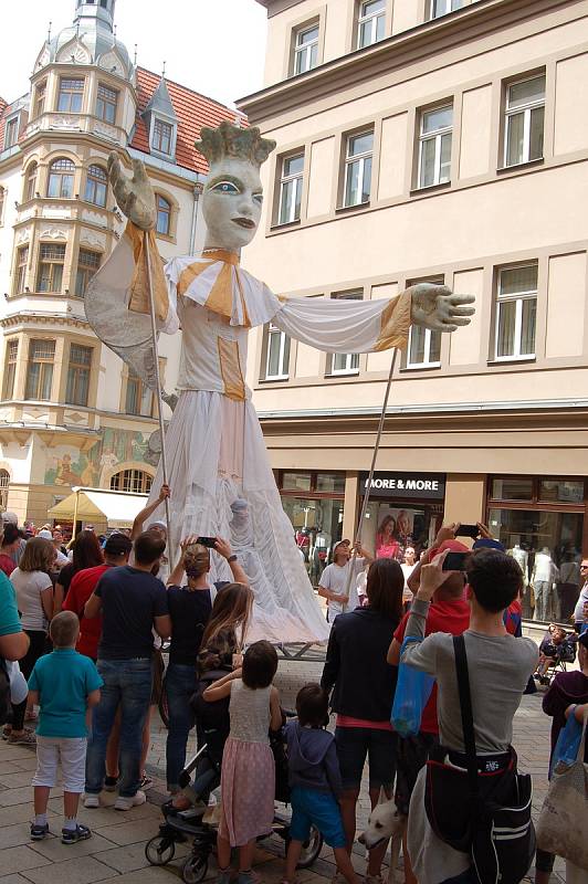 Letošní Karlovarský karneval neměl takovou šťávu, jako tomu bylo při uplynulých ročnících. Prořídly řady jak profesionálních, tak i amatérských účastníků.