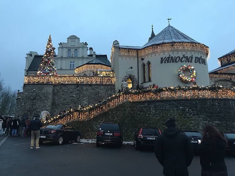 Fronty před Vánočním domem v Karlových Varech se tvořily celý den.