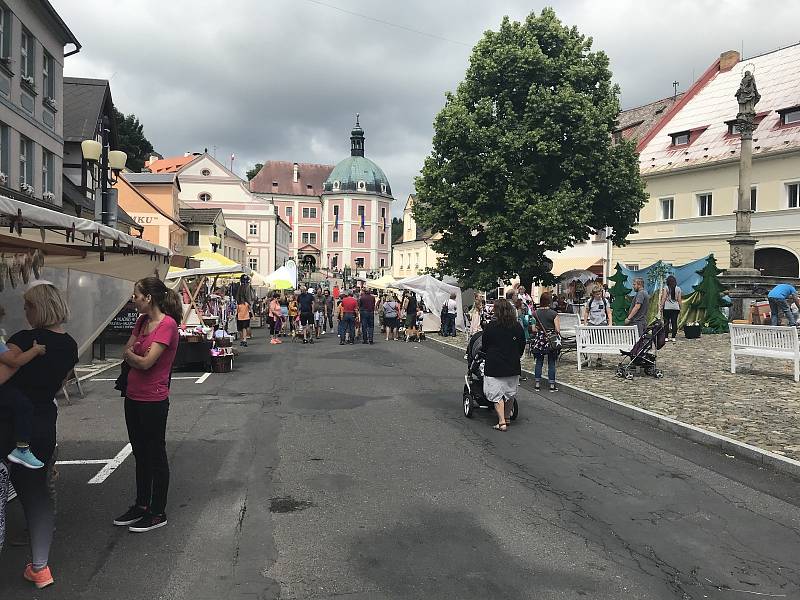 Bečov slavil. Lákaly kapely a divadla, ale také relikviář.