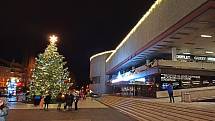 Symbolické rozsvícení vánočního stromu a zažehnutí první adventní svíčky se letos v Karlových Varech obešlo bez diváků. Město sice od 18 hodin odvysílalo tento akt v rámci on - line vstupu na webových stránkách, rozsvícení ale nebylo autentické, ale ze zá