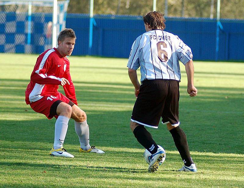 V desátém kole krajské I. A třídy pokořil FK Nejdek (v červeném) na svém pažitu favorizovaný FC Cheb (v šedém) 2:1.