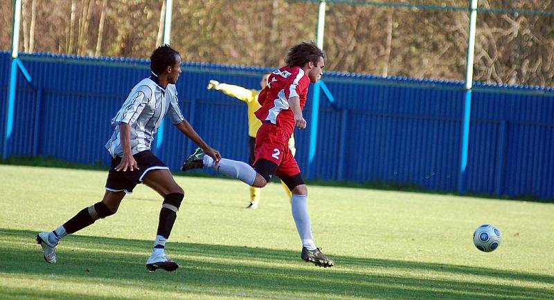 V desátém kole krajské I. A třídy pokořil FK Nejdek (v červeném) na svém pažitu favorizovaný FC Cheb (v šedém) 2:1.